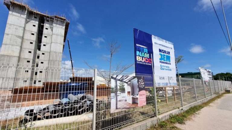 Obra de um edifício com a placa do programa Morar Bem PE