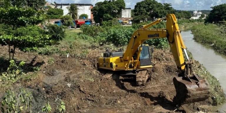 Escavadeira limpando o Rio Beberibe