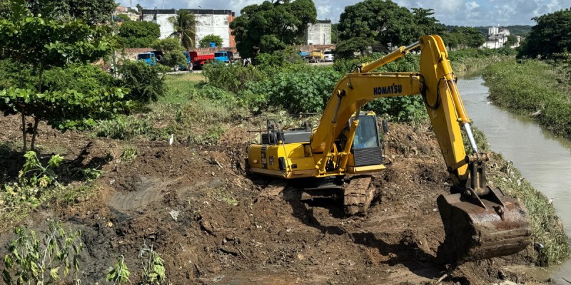 Escavadeira limpando o Rio Beberibe